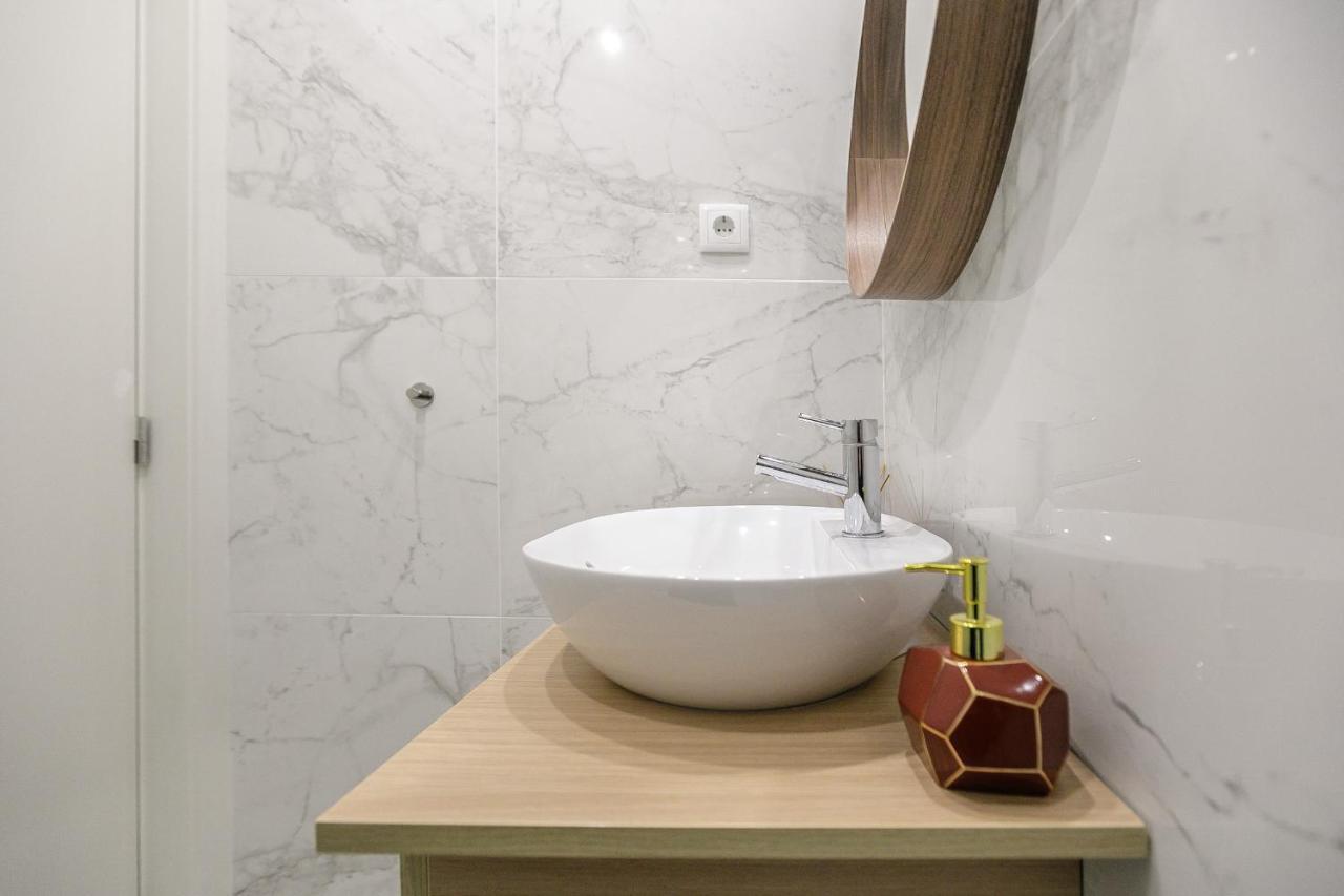 Lovelystay - Downtown Studio With Pool, Ac And Balcony OOporto Exterior foto